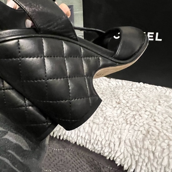 Chanel sandals, authentic lamb skin sandals in black and iconic antique gold - Picture 12 of 15